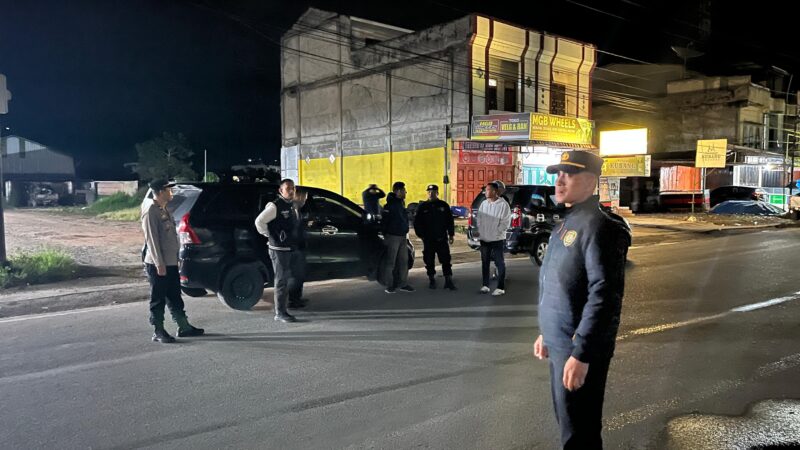 Ket Foto: Personel Polres Aceh Tengah saat melaksanakan patroli gabungan pada malam hingga dini hari guna mengantisipasi gangguan kamtibmas di sejumlah titik rawan di wilayah Takengon.(Dok/Ist)