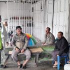 Ket Foto: Sertu Wahyu Setiya Budi saat melaksanakan komunikasi sosial (Komsos) bersama warga Desa Bahagie Bertona.(Dok/Ist)