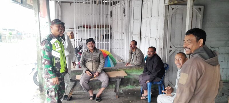 Ket Foto: Sertu Wahyu Setiya Budi saat melaksanakan komunikasi sosial (Komsos) bersama warga Desa Bahagie Bertona.(Dok/Ist)