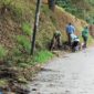 Ket Foto: Babinsa Koramil 03/Timang Gajah bersama warga Desa Mekar Ayu dan Bukit Mulie bergotong royong membersihkan bahu jalan dan parit di jalan penghubung dua desa.(Dok/Ist)