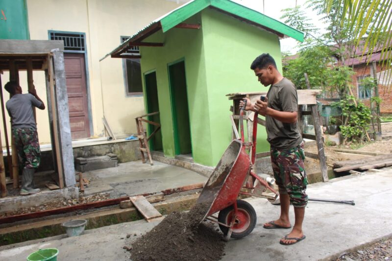 Pengerjaan MCK program TMMD Kodim Abdya. Foto. Dok. A. Rani/Acehnow.com