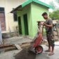 Pengerjaan MCK program TMMD Kodim Abdya. Foto. Dok. A. Rani/Acehnow.com