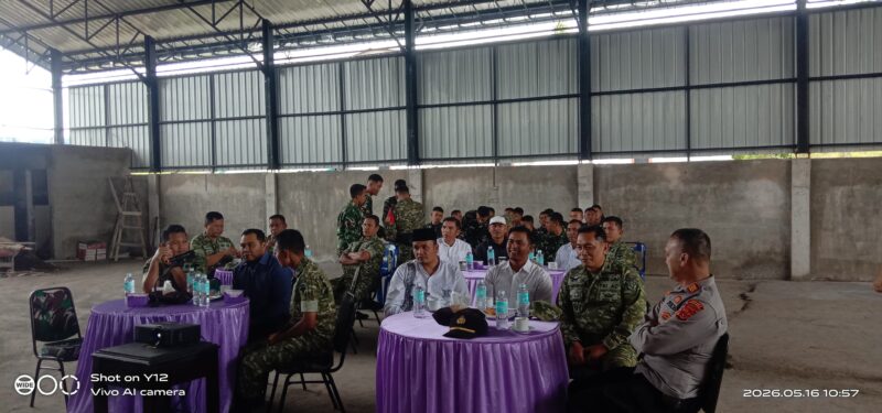 Ket Foto: Dandim 0119/BM Letkol Inf Ahmad Fauzi mengikuti Zoom Meeting peresmian nasional 1.061 Koperasi Merah Putih di lokasi pembangunan KDKMP Desa Bale Atu.(Dok/Ist)