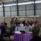Ket Foto: Dandim 0119/BM Letkol Inf Ahmad Fauzi mengikuti Zoom Meeting peresmian nasional 1.061 Koperasi Merah Putih di lokasi pembangunan KDKMP Desa Bale Atu.(Dok/Ist)