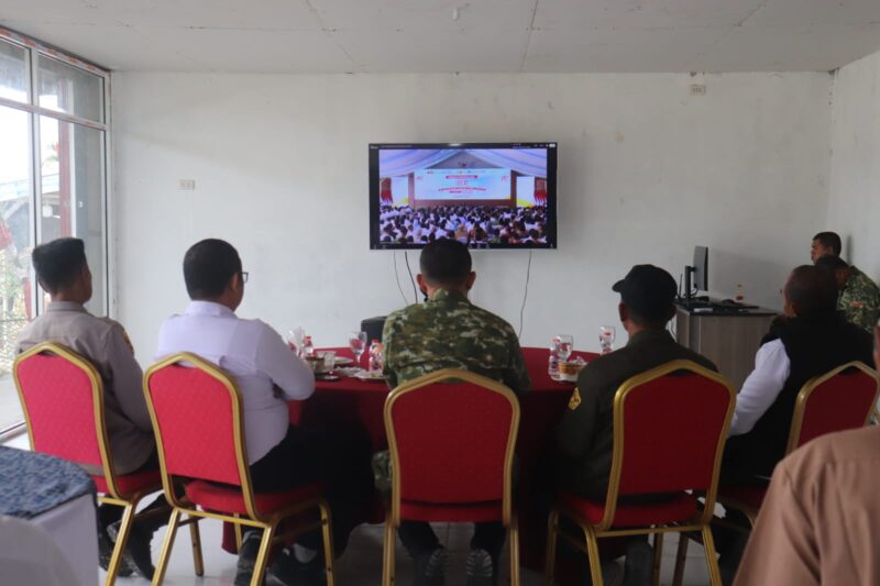 Ket Foto: Dandim 0106/Aceh Tengah Letkol Inf Raden Herman Sasmita bersama unsur Forkopimda mengikuti peluncuran 1.061 Koperasi Desa/Kelurahan Merah Putih secara daring oleh Presiden RI Prabowo Subianto di Kampung Sp. Rejewali.(Dok/Ist)