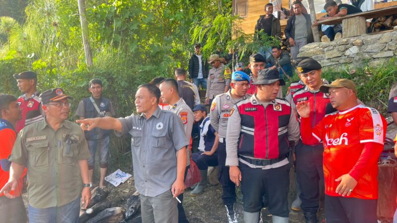 Ket foto : Petugas gabungan bersama warga mengevakuasi korban tenggelam di kawasan Danau Lut Tawar, Kecamatan Kebayakan, Aceh Tengah, Minggu (17/5/2026) malam. Proses pencarian terhadap satu korban lainnya masih terus berlangsung.(Dok/Ist)