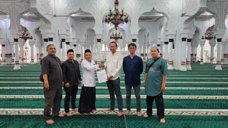 PT ANTAM melalui program CSR menyalurkan hewan kurban Idul Adha 1447 Hijriah ke berbagai daerah di Indonesia, termasuk empat ekor sapi untuk masyarakat Aceh. Foto: Dok. ANTAM