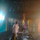 Ket foto: Petugas kepolisian bersama warga meninjau kondisi bagian dalam aula Pesantren Terpadu Ahlussunnah Wal Jamaah yang hangus terbakar.(Dok/Ist)