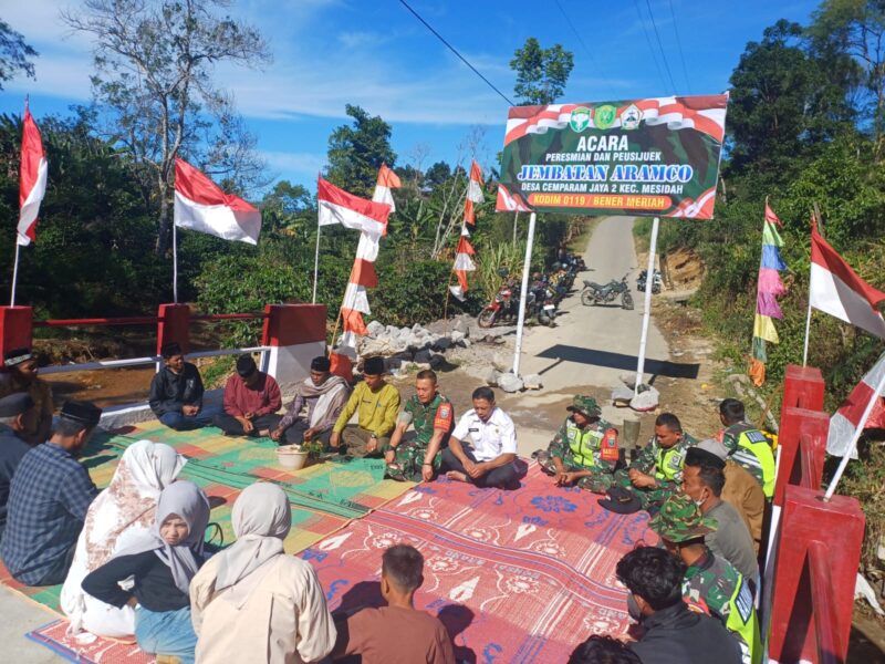 Ket foto: Suasana peresmian Jembatan Armco di Desa Cemparam Jaya, Kecamatan Mesidah, ditandai dengan doa bersama dan kehadiran TNI, aparat desa, serta masyarakat setempat.(Dok/Ist)