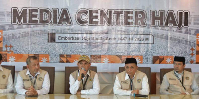 Wakil Gubernur Aceh, H. Fadhlullah, saat memberikan keterangan pers usai pelaksanaan upacara apel siaga panitia embarkasi haji Aceh, di Aula Kantor Kemenhaj Aceh, Banda Aceh, Senin, (4/5/2026). Foto: Dok. Biro Adpim Setda Aceh