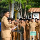 Wakil Wali Kota Banda Aceh Afdhal Khalilullah memimpin Apel Gabungan Pemko Banda Aceh di halaman Balai Kota, Senin (4/5/2026). Foto: Dok. Prokopim Kota Banda Aceh