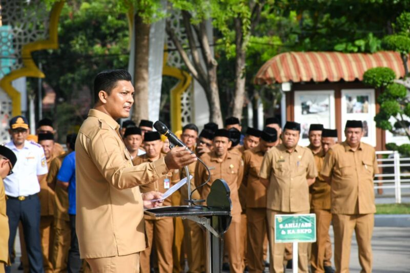 Wakil Wali Kota Banda Aceh Afdhal Khalilullah memimpin Apel Gabungan Pemko Banda Aceh di halaman Balai Kota, Senin (4/5/2026). Foto: Dok. Prokopim Kota Banda Aceh