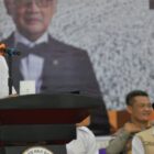 Gubernur Aceh, H. Muzakir Manaf, saat memberikan sambutan sekaligus melepas keberangkatan kloter pertama Calon Jemaah Haji (CJH) Aceh tahun 2026, di Asrama Haji, Banda Aceh, Selasa, (5/5/2026). Foto: Dok. Biro Adpim Setda Aceh