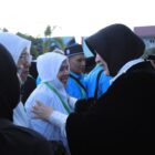 Wali Kota Banda Aceh Illiza Sa’aduddin Djamal melepas keberangkatan jemaah calon haji kloter pertama di halaman Balai Kota Banda Aceh, Selasa (5/5/2026). Foto: Dok. Prokopim Kota Banda Aceh