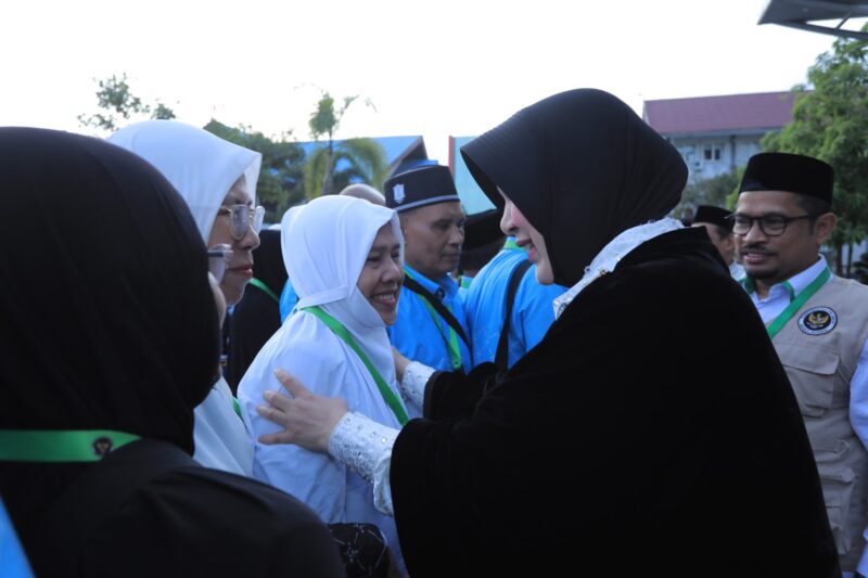 Wali Kota Banda Aceh Illiza Sa’aduddin Djamal melepas keberangkatan jemaah calon haji kloter pertama di halaman Balai Kota Banda Aceh, Selasa (5/5/2026). Foto: Dok. Prokopim Kota Banda Aceh