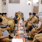 Bupati Tarmizi memberikan arahan kepada pejabat yang baru ditunjuk terkait peningkatan produktivitas pertanian dan stabilitas harga pangan, Selasa (5/5/2026). Foto: Dok. Pemkab Aceh Barat