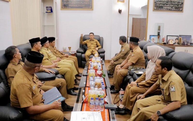 Bupati Tarmizi memberikan arahan kepada pejabat yang baru ditunjuk terkait peningkatan produktivitas pertanian dan stabilitas harga pangan, Selasa (5/5/2026). Foto: Dok. Pemkab Aceh Barat