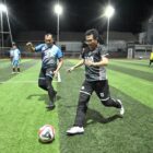 Ketua DPRK Banda Aceh Irwansyah ST menggiring bola saat laga persahabatan mini soccer melawan DPRK Aceh Besar di Lapangan Vamos Lamcot, Senin (4/5/2026) malam. Foto: Dok. DPRK Banda Aceh