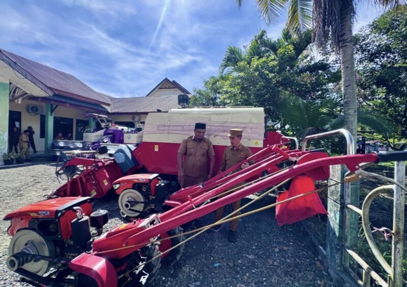 Bupati Aceh Barat Tarmizi SP, MM meluncurkan Alat dan Mesin Pertanian (Alsintan) tahun 2026 berupa 9 unit Combine Harvester di kantor Dinas Pertanian Tanaman Pangan dan Hortikultural, Meulaboh, Selasa (5/5/2026). Foto: Dok. Pemkab Aceh Barat