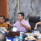 Ketua Komisi IV DPRK Farid Nyak Umar pimpin rapat dengan Pemko Banda Aceh terkait audit day care di Banda Aceh, Selasa (5/5/2026). Foto: Dok. DPRK Banda Aceh