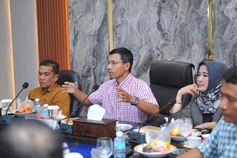 Ketua Komisi IV DPRK Farid Nyak Umar pimpin rapat dengan Pemko Banda Aceh terkait audit day care di Banda Aceh, Selasa (5/5/2026). Foto: Dok. DPRK Banda Aceh