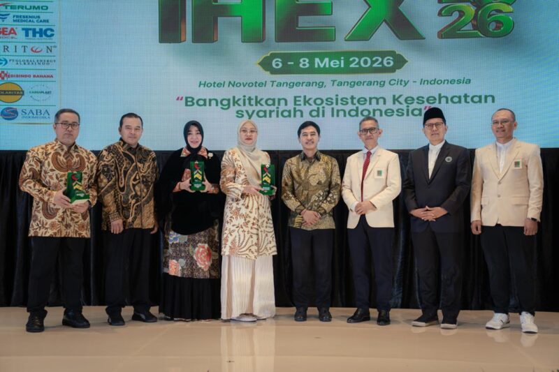 Wali Kota Banda Aceh Illiza Sa’aduddin Djamal bersama jajaran RSUD Meuraxa usai menerima penghargaan MUKISI Award pada ajang IHEX 2026 di Tangerang, Rabu (6/5/2026). Foto: Dok. Prokopim Kota Banda Aceh