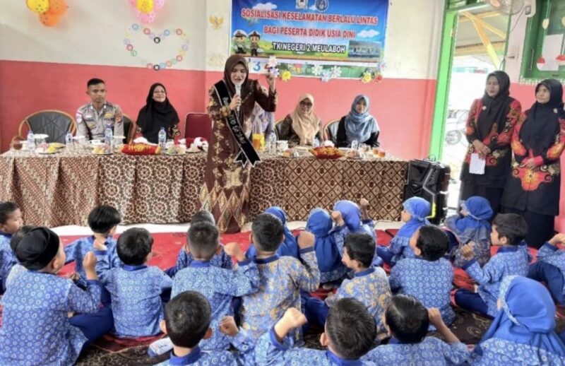 Bunda PAUD Aceh Barat, Ny. Afrinda Novalia, S.E., M.M., membuka kegiatan Sosialisasi Keselamatan Lalu Lintas bagi anak usia dini di TK Negeri 2 Meulaboh, Kamis (7/5/2026). Foto: Dok. Pemkab Aceh Barat