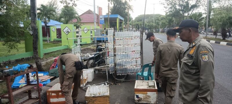 Petugas Satpol PP-WH Kota Banda Aceh menertibkan Pedagang Kaki Lima (PKL) di kawasan Jalan Iskandar Muda, Ulee Lheue, Kamis (07/05/2026). Foto: Dok. Diskominfo Kota Banda Aceh