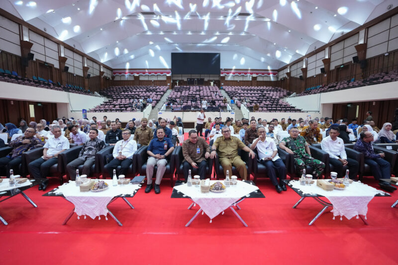 Penutupan Road to FESyar Aceh 2026 di Auditorium AAC Dayan Dawood USK Banda Aceh, Selasa (28/04/2026), ditandai dengan peresmian Zona KHAS pertama di lingkungan kampus Aceh serta penyerahan sertifikat halal kepada JULEHA dan pelaku UMKM binaan Bank Indonesia. Foto: Dok. Istimewa 