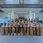 Wali Kota Banda Aceh Illiza Sa’aduddin Djamal berfoto bersama jajaran Disdukcapil Banda Aceh usai penandatanganan pakta integritas pembangunan Zona Integritas, Senin (11/5/2026). Foto: Dok. Diskominfo Kota Banda Aceh