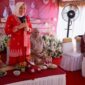 Ketua Dekranasda Aceh Ny. Marlina Muzakir, memberikan arahan saat meninjau hasil karya perajin ecoprint, yang digelar di halaman Kantor Keuchiek Gampong Ie Meule Kecamatan Sukajaya, Sabang, Senin (11/5/2026). Foto: Dok. Biro Adpim Setda Aceh