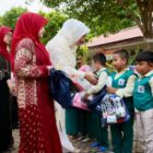 Bunda Pendidikan Anak Usia Dini (Aceh), Ny. Marlina Muzakir, didampingi Bunda PAUD Kota Sabang, Ny. Nuri Zulkifli dan Wakil Bunda PAUD Kota Sabang Erwani Meuthia, saat membagikan paket alat tulis dan paket makanan olahan serba ikan kepada murid SD Negeri 5 Kota Sabang, TK Negeri 7 Sabang, TK Al Fadh dan SD Negeri 10, Sabang, Selasa (12/5/2026). Foto: Dok. Biro Adpim Setda Aceh