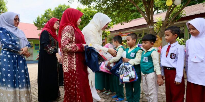 Bunda Pendidikan Anak Usia Dini (Aceh), Ny. Marlina Muzakir, didampingi Bunda PAUD Kota Sabang, Ny. Nuri Zulkifli dan Wakil Bunda PAUD Kota Sabang Erwani Meuthia, saat membagikan paket alat tulis dan paket makanan olahan serba ikan kepada murid SD Negeri 5 Kota Sabang, TK Negeri 7 Sabang, TK Al Fadh dan SD Negeri 10, Sabang, Selasa (12/5/2026). Foto: Dok. Biro Adpim Setda Aceh
