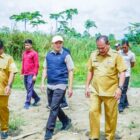 Wakil Gubernur Aceh, H. Fadhlullah, didampingi Wakil Bupati Aceh Tamiang, Ismail, SE.I, dan Plt. Sekda Aceh Tamiang Drs. Syuibun Anwar, meninjau lokasi Perusahaan Air Minum milik Pemerintah Daerah, di kawasan pinggir sungai Kabupaten Aceh Tamiang, Selasa (12/5/2026). Foto: Dok. Biro Adpim Setda Aceh