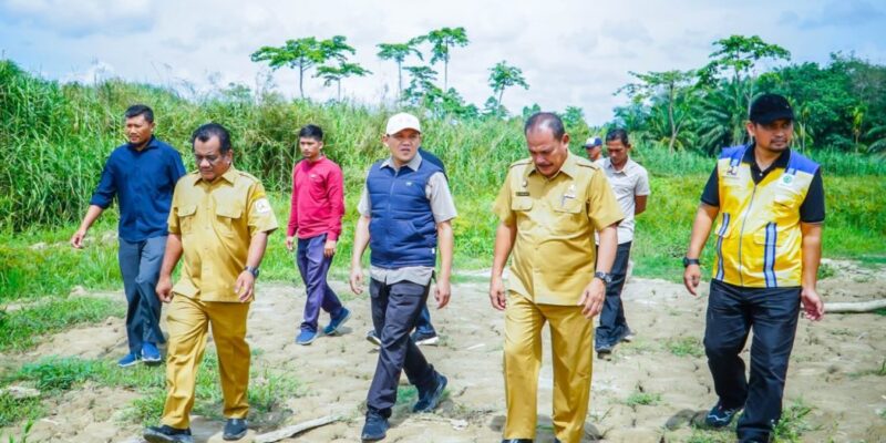Wakil Gubernur Aceh, H. Fadhlullah, didampingi Wakil Bupati Aceh Tamiang, Ismail, SE.I, dan Plt. Sekda Aceh Tamiang Drs. Syuibun Anwar, meninjau lokasi Perusahaan Air Minum milik Pemerintah Daerah, di kawasan pinggir sungai Kabupaten Aceh Tamiang, Selasa (12/5/2026). Foto: Dok. Biro Adpim Setda Aceh