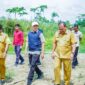 Wakil Gubernur Aceh, H. Fadhlullah, didampingi Wakil Bupati Aceh Tamiang, Ismail, SE.I, dan Plt. Sekda Aceh Tamiang Drs. Syuibun Anwar, meninjau lokasi Perusahaan Air Minum milik Pemerintah Daerah, di kawasan pinggir sungai Kabupaten Aceh Tamiang, Selasa (12/5/2026). Foto: Dok. Biro Adpim Setda Aceh
