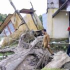 Wakil Bupati Aceh Barat Said Fadheil bersama Dirjen KemenPKP RI Dr. Imran meninjau lokasi terdampak banjir di Gampong Jambak, Kecamatan Pante Ceureumen, Senin (11/5/2026). Foto: Dok. Pemkab Aceh Barat