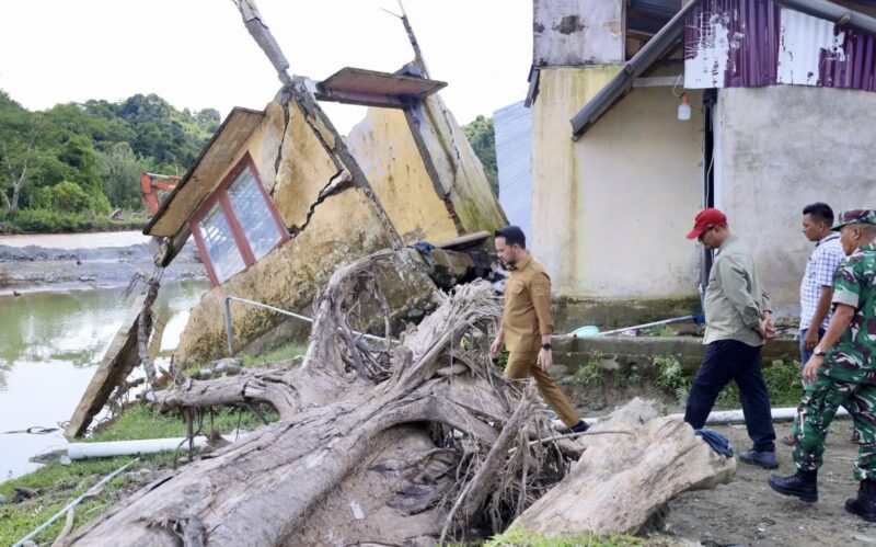 Wakil Bupati Aceh Barat Said Fadheil bersama Dirjen KemenPKP RI Dr. Imran meninjau lokasi terdampak banjir di Gampong Jambak, Kecamatan Pante Ceureumen, Senin (11/5/2026). Foto: Dok. Pemkab Aceh Barat