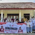 Ketua Dekranasda Aceh Barat Ny. Afrinda Novaliq, SE, MM berfoto bersama narasumber dan para pelajar usai kegiatan “Dekranasda Masuk Sekolah” di SMA Negeri 1 Panton Reu, Meulaboh, Senin (11/5/2026). Foto: Dok. Pemkab Aceh Barat