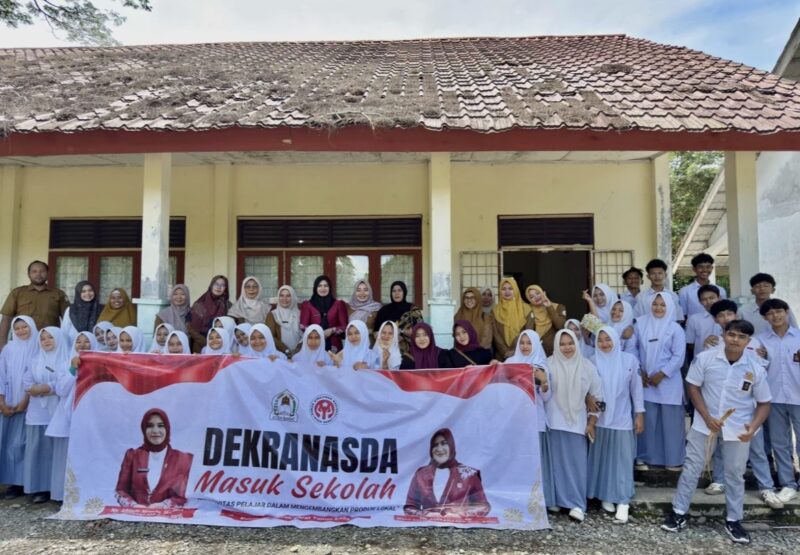 Ketua Dekranasda Aceh Barat Ny. Afrinda Novaliq, SE, MM berfoto bersama narasumber dan para pelajar usai kegiatan “Dekranasda Masuk Sekolah” di SMA Negeri 1 Panton Reu, Meulaboh, Senin (11/5/2026). Foto: Dok. Pemkab Aceh Barat