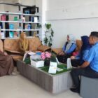 Sekretaris Dispersip Banda Aceh Nella Vanessa menerima kunjungan Tim Erlangga Pusat di kantor Dispersip Banda Aceh, Senin (11/05/2026). Foto: Dok. Diskominfo Kota Banda Aceh