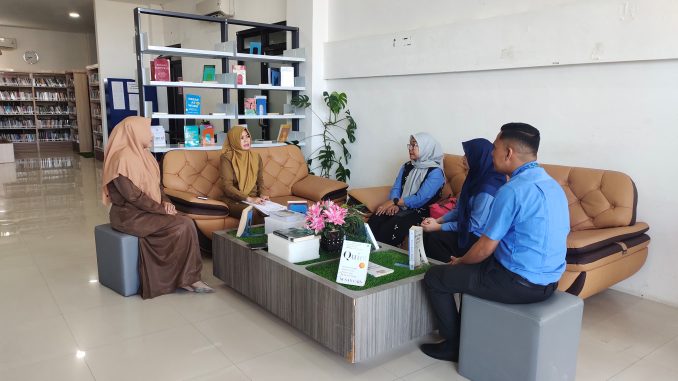 Sekretaris Dispersip Banda Aceh Nella Vanessa menerima kunjungan Tim Erlangga Pusat di kantor Dispersip Banda Aceh, Senin (11/05/2026). Foto: Dok. Diskominfo Kota Banda Aceh