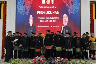 Wali Nanggroe Aceh Teungku Malik Mahmud Al Haytar mengukuhkan pengurus Majelis Adat Aceh (MAA) masa bakti 2026–2031 di Pendopo Wali Nanggroe, Banda Aceh, Sabtu (9/5/2026). Foto: Dok. Istimewa 