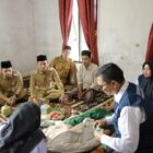 Bupati Aceh Barat Tarmizi bersama jajaran SKPK meninjau pelayanan publik dalam kegiatan berkantor di Gampong Peulanteu SP, Rabu (13/5/2026). Foto: Dok. Pemkab Aceh Barat
