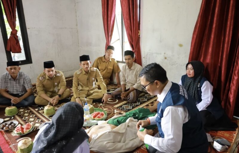 Bupati Aceh Barat Tarmizi bersama jajaran SKPK meninjau pelayanan publik dalam kegiatan berkantor di Gampong Peulanteu SP, Rabu (13/5/2026). Foto: Dok. Pemkab Aceh Barat