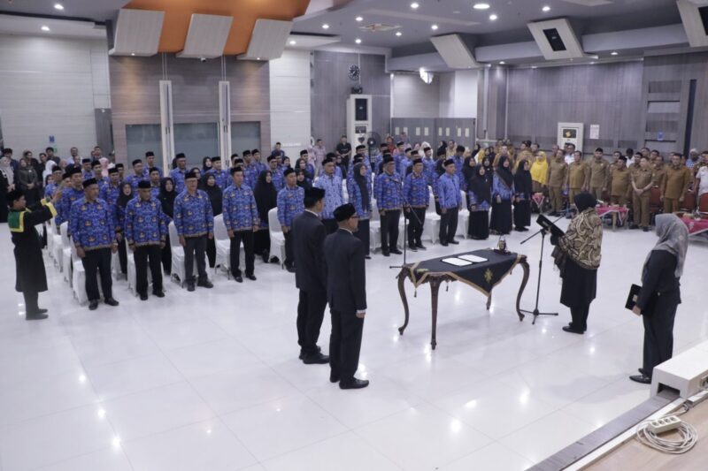 Wali Kota Banda Aceh Illiza Sa’aduddin Djamal memimpin pelantikan 66 pejabat eselon III dan IV di lingkungan Pemerintah Kota Banda Aceh, Selasa (12/5/2026). Foto: Dok. Prokopim Kota Banda Aceh