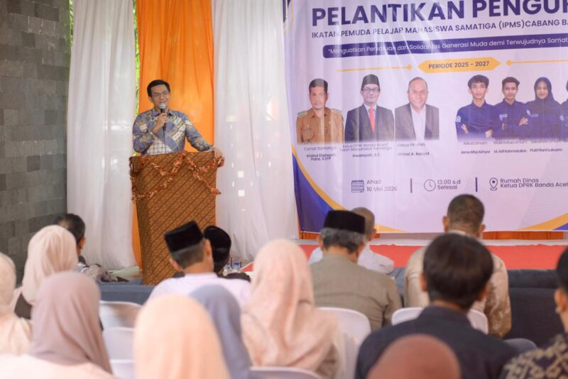 Irwansyah ST memberikan motivasi kepada pengurus Ikatan Pemuda Pelajar Mahasiswa Samatiga (IPMS) di Rumah Dinas Ketua DPRK Banda Aceh, Minggu (10/5/2026). Foto: Dok. DPRK Banda Aceh