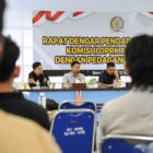 Wakil Ketua DPRK Banda Aceh Daniel Abdul Wahab bersama Komisi II menerima aspirasi pedagang coffe truck terkait kebijakan zonasi PKL di Banda Aceh, Selasa (12/5/2026). Foto: Dok. DPRK Banda Aceh