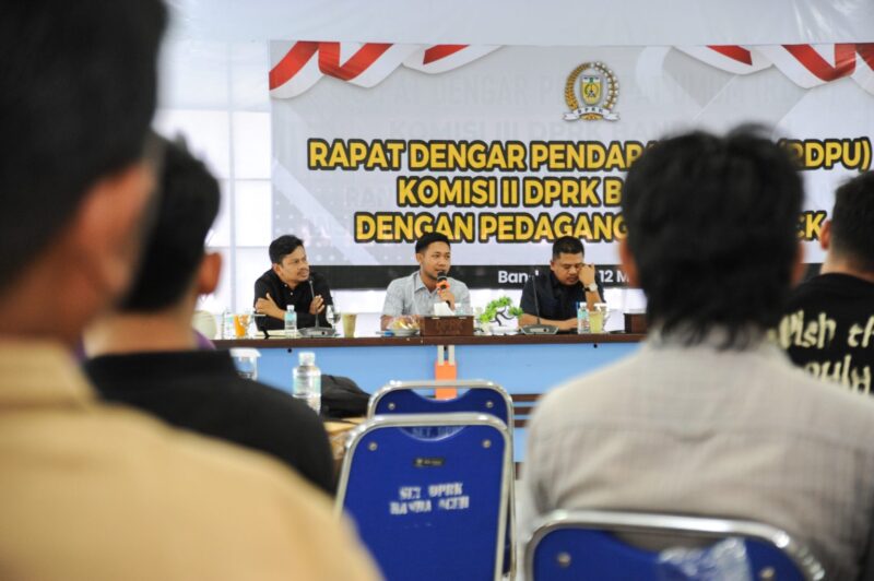 Wakil Ketua DPRK Banda Aceh Daniel Abdul Wahab bersama Komisi II menerima aspirasi pedagang coffe truck terkait kebijakan zonasi PKL di Banda Aceh, Selasa (12/5/2026). Foto: Dok. DPRK Banda Aceh