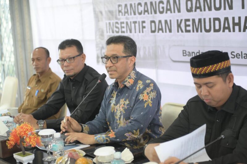 Komisi III DPRK Banda Aceh menggelar RDPU terkait rancangan qanun pemberian insentif dan kemudahan penanaman modal di Gedung DPRK Banda Aceh, Selasa (12/5/2026). Foto: Dok. DPRK Banda Aceh